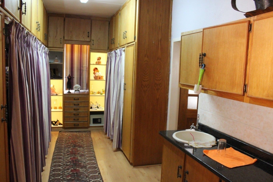 6 Bedroom Property for Sale in Van Der Hoff Park North West